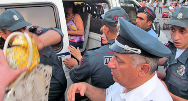Policeman, Yerevan, July 17, 2016. Photo by Tigran Petrosyan for the ‘Caucasian Knot’. 