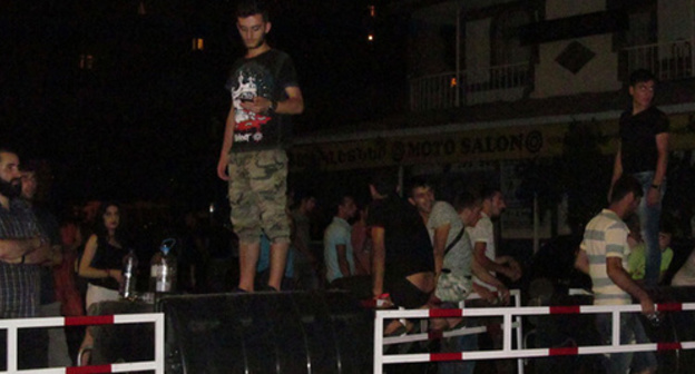 Activist at the barricades. Photo by Tigran Petrosyan for the ‘Caucasian Knot’. 