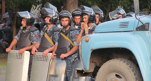 Police cordon in Yerevan. Photo by Tigran Petrosyan for the ‘Caucasian Knot’. 