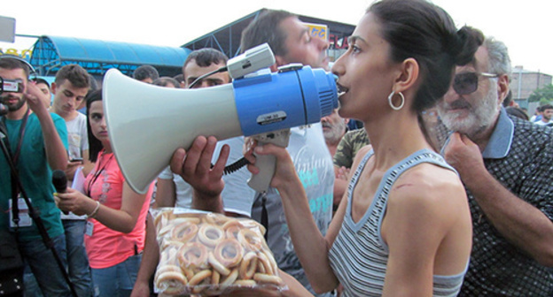 Activist demand to allow delivering food for people inside the seized building, Yerevan, July 20, 2016. Photo by Tigran Petrosyan for the ‘Caucasian Knot’. 