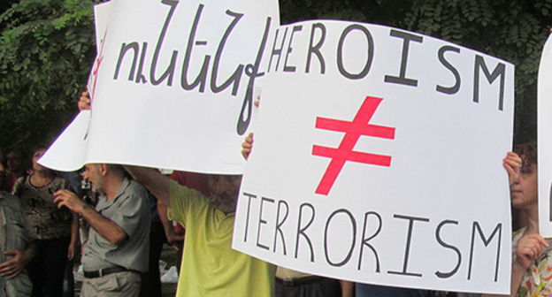 Activists hold banners in support of "Sasna Tsrer" group, Yerevan, July 20, 2016. Photo by Tigran Petrosyan for the ‘Caucasian Knot’. 