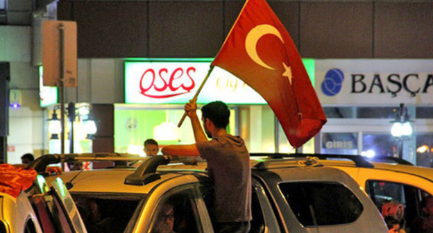 Activist holds flag of Turkey, July 17, 2016. Photo by Magomed Tuayev for the ‘Caucasian Knot’. 