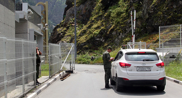 "Verkhny Lars" checkpoint - checking IDs. Photo by Alan Tskhurbaev for the "Caucasian Knot"