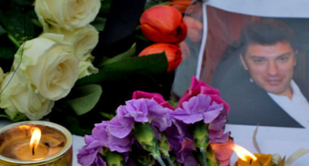 Flowers and candles at Boris Nemtsov's murder spot. Photo https://ru.wikipedia.org