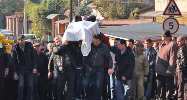 The funeral procession carrying Vladimir Tskaev's body. Photo by Emma Marzoeva for the "Caucasian Knot"