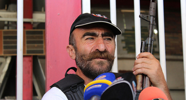 Pavel Manukyan at the press conference in the seized building of the police regiment. Photo by Tigran Petrosyan for the "Caucasian Knot"