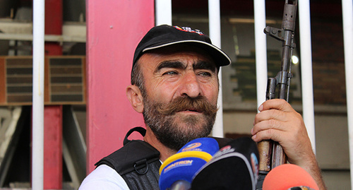 Pavel Manukyan at the press conference in the seized building of the police regiment. Photo by Tigran Petrosyan for the "Caucasian Knot"