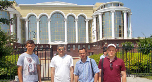 Igor Stenin (second to the right) with his support group near the Astrakhan Regional Court. Astrakhan, July 2016. Photo by Yelena Grebenyuk for the "Caucasian Knot"