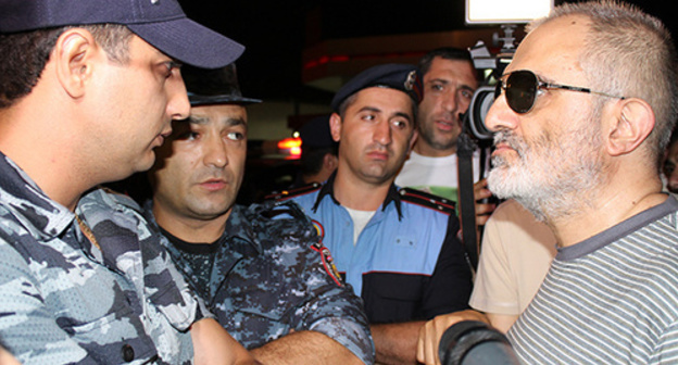 Alek Enigomshyan (to the right) demanding to restore mobile connection with the group "Sasna Tsrer". Photo by Tigran Petrosyan for the "Caucasian Knot"