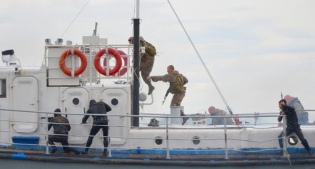 The National Guard at the exercises of a special operation to eliminate a criminal grouping on a river transport. Photo: Rosgvard.ru
