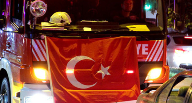 Turkish flag on a car. A rally in support of Erdogan. Istanbul, July 17, 2016. Photo by Magomed Tuaev for the "Caucasian Knot"