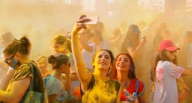 Young people take part in festival of colours in Makhachkala, 2015. Screenshot of video record of MDK Dagestan group in VKontakte social network, Vk.com/video-60302983_171564570