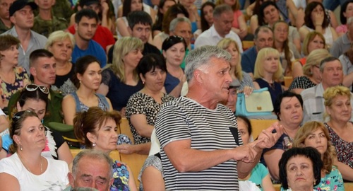 Residents of military settlement at the meeting with the acting head of the district Vyacheslav Bitarov. Vladikavkaz, August 3, 2016. Photo: http://rso-a.ru/novosti-glavy/5145-vyacheslav-bitarov-vstretilsya-s-zhitelyami-voennykh-gorodkov