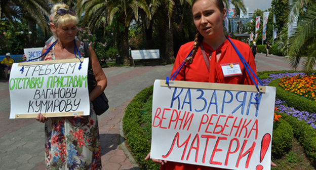 A picketer in Sochi. Photo by Svetlana Kravchenko for the "Caucasian Knot"