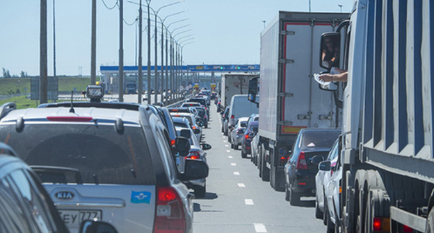 A traffic jam in the M-4 "Don" expressway. Photo: http://m4don.info/puteshestviya/m4-don-sostoyanie-trassy-v-pik-sezona.htm