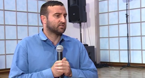 Shoip Tutaev reads his statement of apology to Kadyrov. Screenshot of a story shown by the "Grozny" TV Channel, grozny.tv