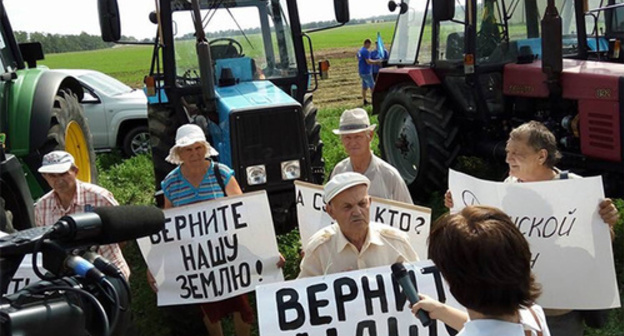 Kuban farmers at the rally during their tractor march to Moscow. Photo: https://twitter.com/melnichenko_va Kuban farmers at the rally during their tractor march to Moscow. Photo: https://twitter.com/melnichenko_va
