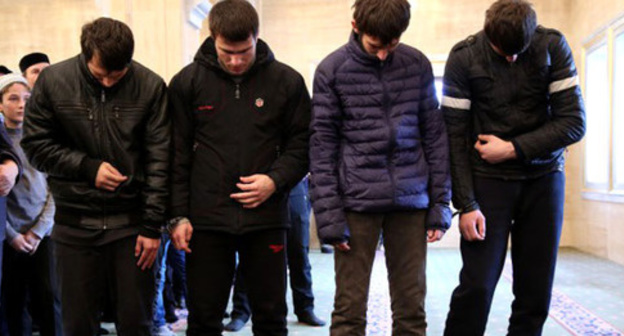Young men who in November 2015 set on fire a ziyart (mausoleum) on the tomb of Yangulbi-Khadji Dokhtukaev, a theologian revered in the republic. Photo http://www.grozny-inform.ru/news/society/66542/ Young men who in November 2015 set on fire a ziyart (mausoleum) on the tomb of Yangulbi-Khadji Dokhtukaev, a theologian revered in the republic. Photo http://www.grozny-inform.ru/news/society/66542/