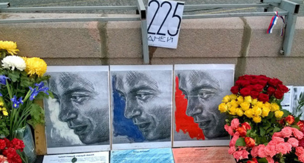Flowers and portraits at Nemtsov's murder site. Photo by Vyacheslav Feraposhkin for the "Caucasian Knot"