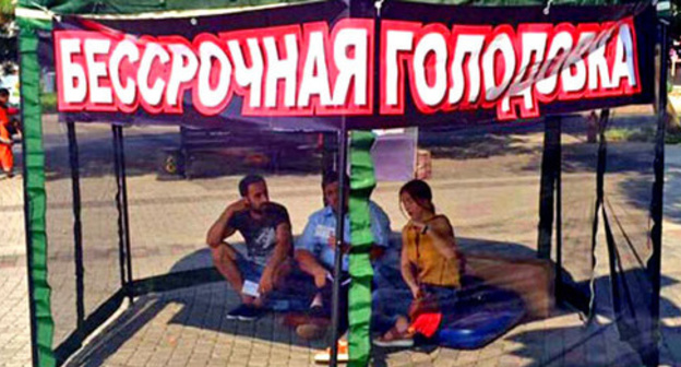 The members of the "Communists of Russia" Party go on hunger strike for the resignation of the Governor of the Stavropol Territory. Mikhail Abramyan is in the centre. Krasnodar, August 25. Photo from Abramyan's personal page on Facebook