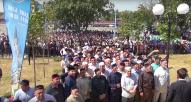 The believers gathered in front of a new mosque opened in Chechnya. Screenshot of a video at Ramzan Kadyrov's page on VKontakte, vk.com/ramzan