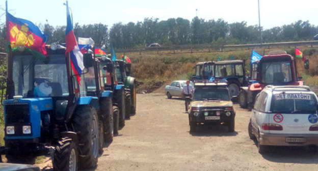 Vehicles of 'tractor march' participants, Rostov Region, August 23, 2016. Photo by Konstantin Volgin for the 'Caucasian Knot'.  