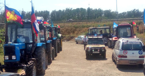 Vehicles of 'tractor march' participants, Rostov Region, August 23, 2016. Photo by Konstantin Volgin for the 'Caucasian Knot'. Vehicles of 'tractor march' participants, Rostov Region, August 23, 2016. Photo by Konstantin Volgin for the 'Caucasian Knot'.