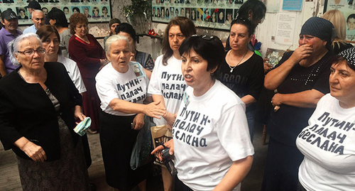 Participants of protest action in Beslan. Photo: Diana Khachatrya, https://meduza.io/feature/2016/09/01/materi-pogibshih-v-beslane-detey-ustroili-aktsiyu-protesta-i-byli-zaderzhany-glavnoe