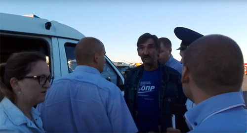 Detention of Andrei Bazhutin in Rostov-on-Don, September 2, 2016. Photo: screenshot of video 'Detention of Andrei Bazhutin in Rostov 02.09.2016 06:0', http://www.opr.com.ru/