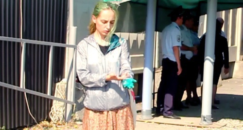 Elena Kostyuchenko shows traces of green paint that was poured over her during attack. Screenshot of the video recorded by the 'Caucasian Knot' correspondent.  