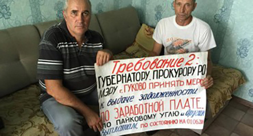 The participants of the miners' hunger strike. Photo: Alexander Klyashtorin / "Solidarnost" http://www.solidarnost.org/news/Chislo_golodayuschih_shahterov_Gukovo_vyroslo_do_175_chelovek.html The participants of the miners' hunger strike. Photo: Alexander Klyashtorin / "Solidarnost" http://www.solidarnost.org/news/Chislo_golodayuschih_shahterov_Gukovo_vyroslo_do_175_chelovek.html