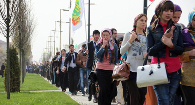 A students column marches to the square near the mosque. Photo by Magomed Magomedov for the "Caucasian Knot" A students column marches to the square near the mosque. Photo by Magomed Magomedov for the "Caucasian Knot"