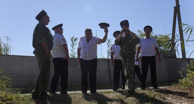 The "Greenpeace" activists claim that the volunteers' base was blocked by Cossacks. Photo: http://www.greenpeace.org/russia/ru/news/2016/09-08-kuban/ The "Greenpeace" activists claim that the volunteers' base was blocked by Cossacks. Photo: http://www.greenpeace.org/russia/ru/news/2016/09-08-kuban/