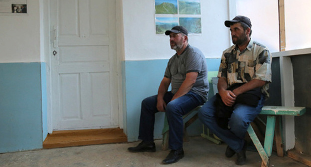 The residents of the village of Khindakh. Photo: http://www.md-gazeta.ru/articles/obshchestvo/ya_by_prostil_/?sphrase_id=8071