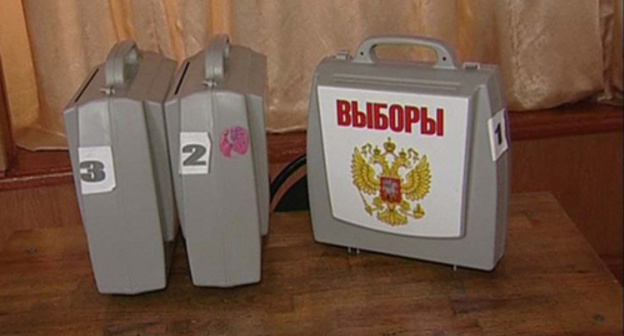 Boxes for the ballots. Photo: http://fpold.fedpress.ru/sites/fedpress/files/dynko_m/news/0873f3c5e1ee740b3f5cf19a7578d11d.jpg Boxes for the ballots. Photo: http://fpold.fedpress.ru/sites/fedpress/files/dynko_m/news/0873f3c5e1ee740b3f5cf19a7578d11d.jpg
