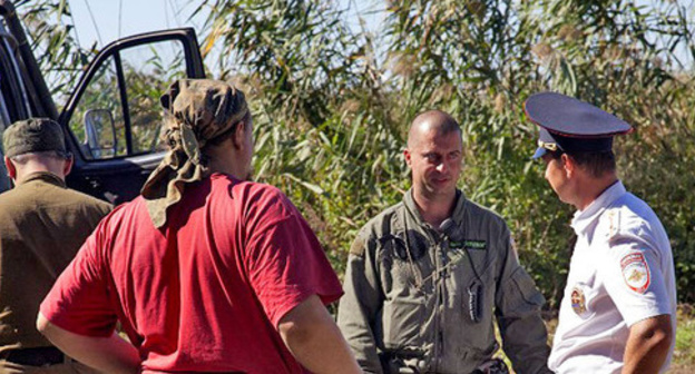 The participants of the fire prevention expedition of the "Greenpeace" and the "EcoWatch" are talking to Cossacks. Krasnodar Territory, September 8, 2016. Photo http://www.greenpeace.org/russia/ru/news/2016/09-09-attack/ The participants of the fire prevention expedition of the "Greenpeace" and the "EcoWatch" are talking to Cossacks. Krasnodar Territory, September 8, 2016. Photo http://www.greenpeace.org/russia/ru/news/2016/09-09-attack/