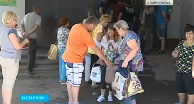 The tenants of the residential building in Yessentuki after evacuation. Screenshot of a video report by the "GTRK-Stavropolye", Youtube.com The tenants of the residential building in Yessentuki after evacuation. Screenshot of a video report by the "GTRK-Stavropolye", Youtube.com