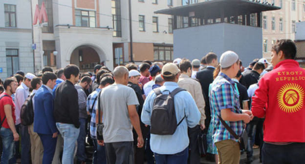 Muslims near the metro station in Moscow. Photo by Murad Shikhakhmedov for the 'Caucasian Knot'. Muslims near the metro station in Moscow. Photo by Murad Shikhakhmedov for the 'Caucasian Knot'.