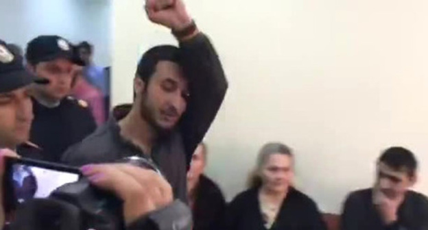 Activist Bairam Mamedov in the court. Screenshot of the video posted at http://www.radioazadlyg.org/a/bayram-giyaseddin-nida-hebs/27730544.html
