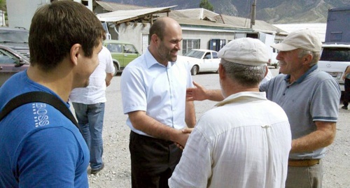 Sazhid Sazhidov meets with constituents. Photo from Sazhidov's Facebook account, facebook.com/sazhidov