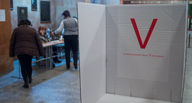 At a polling station in Armenia. Photo: Sputnik/ Asatur Yesayants
http://ru.armeniasputnik.am/exclusive/20160918/4921575/vibori-OMS-Armenia.html