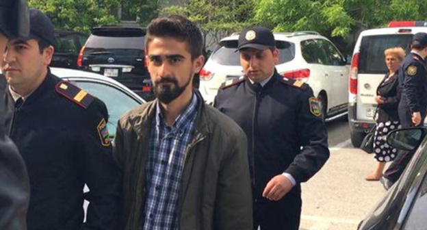 Giyas Ibragimov being accompanied by police officers. Photo: http://report.az/ru/proisshestviya/izbrana-mera-presecheniya-v-vide-aresta-v-o/