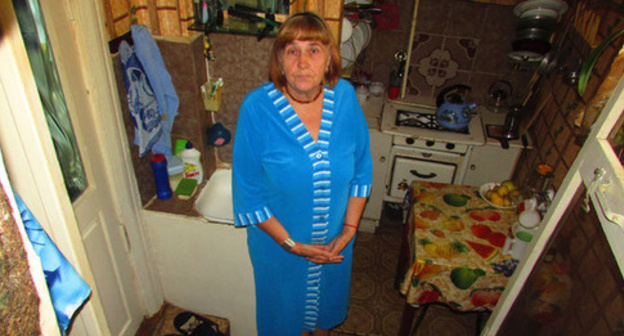 Nadezhda Shakhmardanova says that starting from July, floor in her municipal apartment in Chekhov Street began to go down, while the apartment is permanently flooded by groundwater, Astrakhan, September 2016. Photo by Vyacheslav Yaschenko for the 'Caucasian Knot'. 