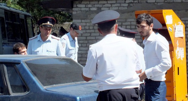 Policemen stopped a car driving pass the mosque, Makhachkala, August 6, 2016. Photo by Patimat Makhmudova for the 'Caucasian Knot'. 