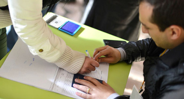 At the polling station in Armenia. Photo:  © PAN Photo / Varo Rafayelyan, Hrant Khachatryan, Karo Sahakyan
