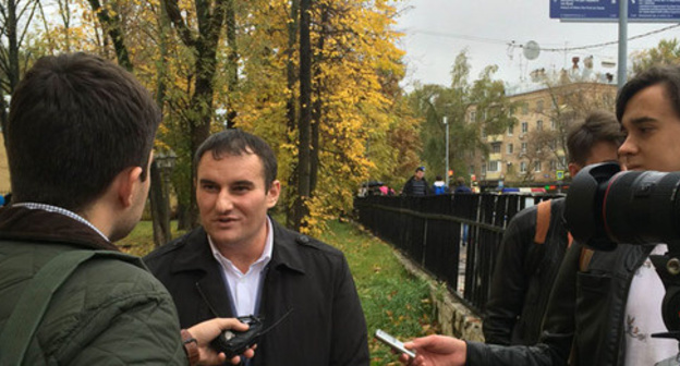 Zaurbek Sadakhanov, the advocate of Khamzat Bakhaev, interviewd by the journalists. Moscow, October 3, 2016. Photo by Yuliya Buslavskaya for the "Caucasian Knot"