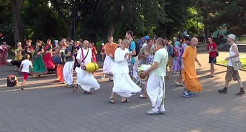 A public event held by the Krishnaites. Photo: www.pravtaganrog.ru