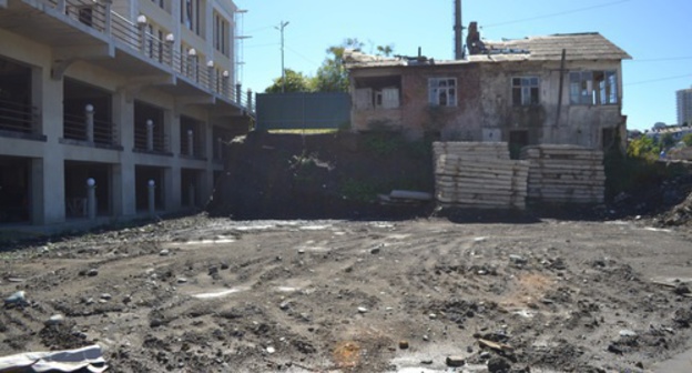 One of the private houses located in Lysaya Gora Street near the new multi-apartment building. Sochi, October 4, 2016. Photo by Svetlana Kravchenko for the "Caucasian Knot"
