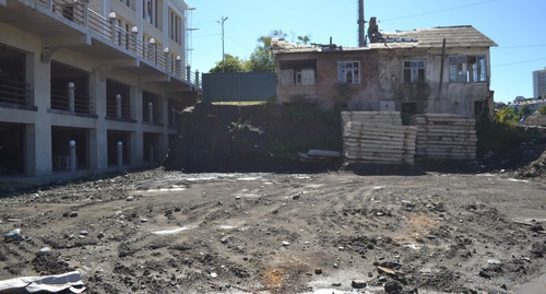 One of the private houses located in Lysaya Gora Street near the new multi-apartment building. Sochi, October 4, 2016. Photo by Svetlana Kravchenko for the "Caucasian Knot"