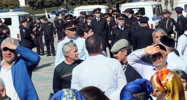The relatives of disappeared Dagestani residents in the central square of Makhachkala. 03.10.2016. Photo by Patimat Makhmudova for the "Caucasian Knot"
